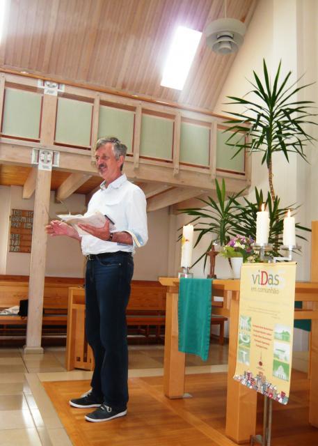 Pastor Rolf Rieck beginnt die Andacht in Dittelbrunn