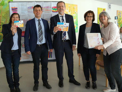 Helmtrud Hartmann, Bürgermeister Volker Karb, Diakonie-Vorstand Jochen Keßler-Rosa sowie Ute Fromm und Monika Hofmann vom MGH Schwebheim (v. l. n. r.) freuen sich über die Entscheidung der Jury.