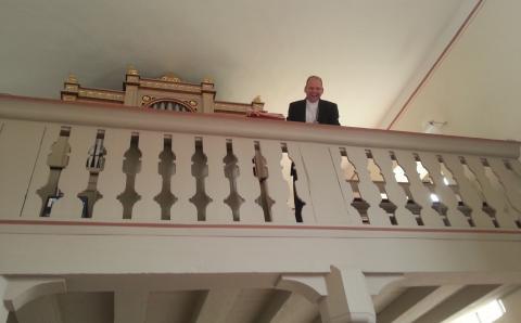 Manch einer wähnte sich unbeobachtet ... Dekan Bruckmann auf der Thundorfer Kirchenempore