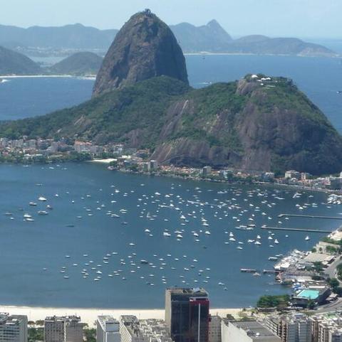 Besuch in einer extrem armen Favela; von dort aus dieser Kontrast: Blick auf das reiche Rio und den Zuckerhut (Foto: Juan Osorio)