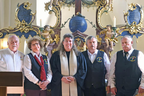 von links: Obmann Herbert Spiegel, Chorleiterin Anne Kupfer, Pfarrerin Grit Plößel, Erich und Rudolf Kupfer. (Foto: Anna Grieshammer)