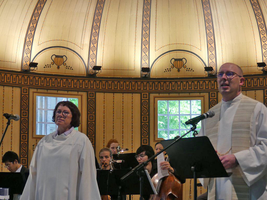 Gemeindereferentin Petra Müller und Diakon Maik Richter in weißen liturgischen Gewändern
