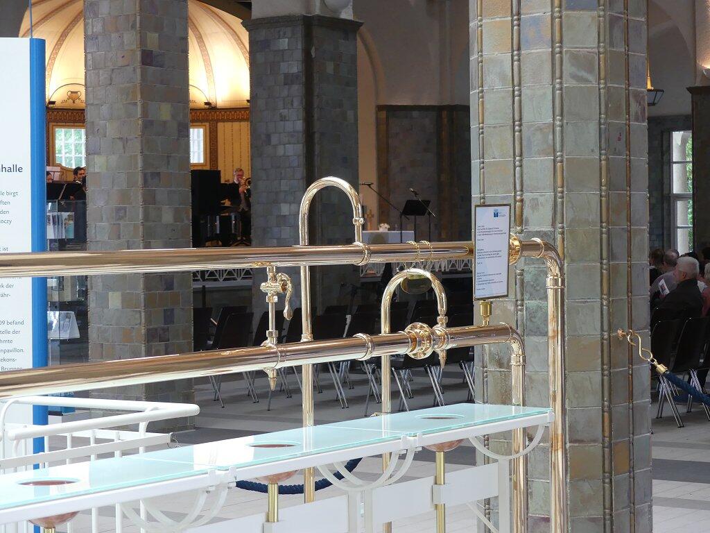 Im Seitenschiff sind die edel gestalteten Wasserbecken. Durch die Säulen ein Blick aufs Gottesdienstgeschehen