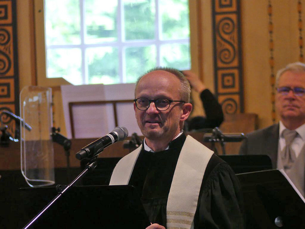 Kirchenrat Karsten Schaller im Talar mit Stola