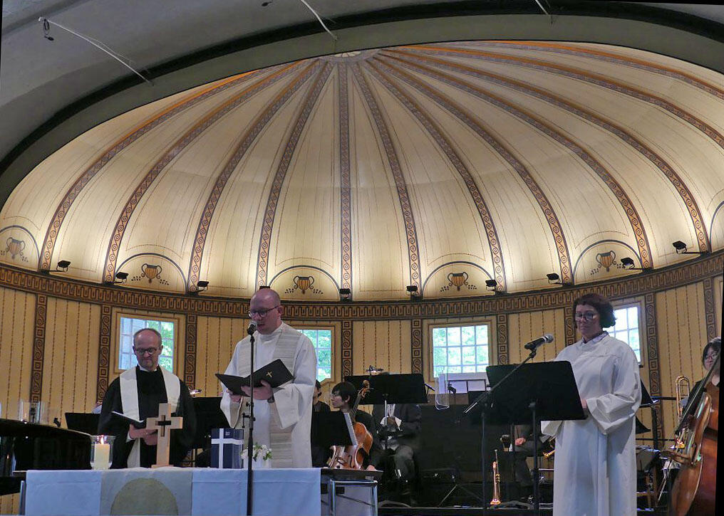 Karsten Schaller, Maik Richter und Petra Müller vor der Staatsbad Philharmonie beim Gottesdienst in der Wandelhalle
