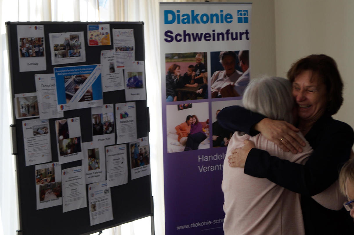 So sehen fröhliche Gewinnerinnen aus: Ute Fromm umarmt Monika Hofmann.