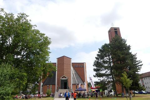 Gemeindefest rund um die hoch aufragende Auferstehungskirche