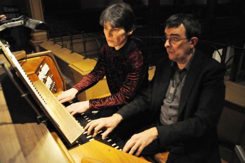 Vierhändig über die drei übereinander angeordneten Manuale der Steinmeyer-Orgel zu fliegen, erforderte für Christine Stumpf und Jörg Wöltche nicht nur hohe Konzentration, sondern auch ein genau aufeinander abgestimmtes Spiel (Foto: P. Klopf)