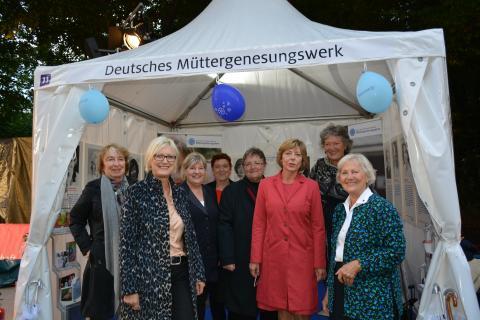 Gruppenbild: Der Vorstand des Müttergenesungswerkes mit Schirmherrin Daniela Schadt und Heike Gröner (r.)