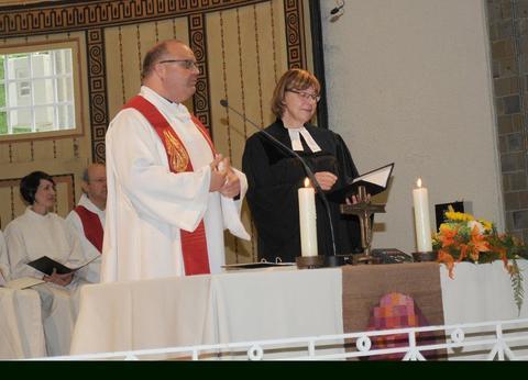 Pfarrerin Christel Mebert/Erlöserkirche in Eintracht mit Pfarrer Gerd Greier/Herz-Jesu-Kirche (Foto: U. Kriener)