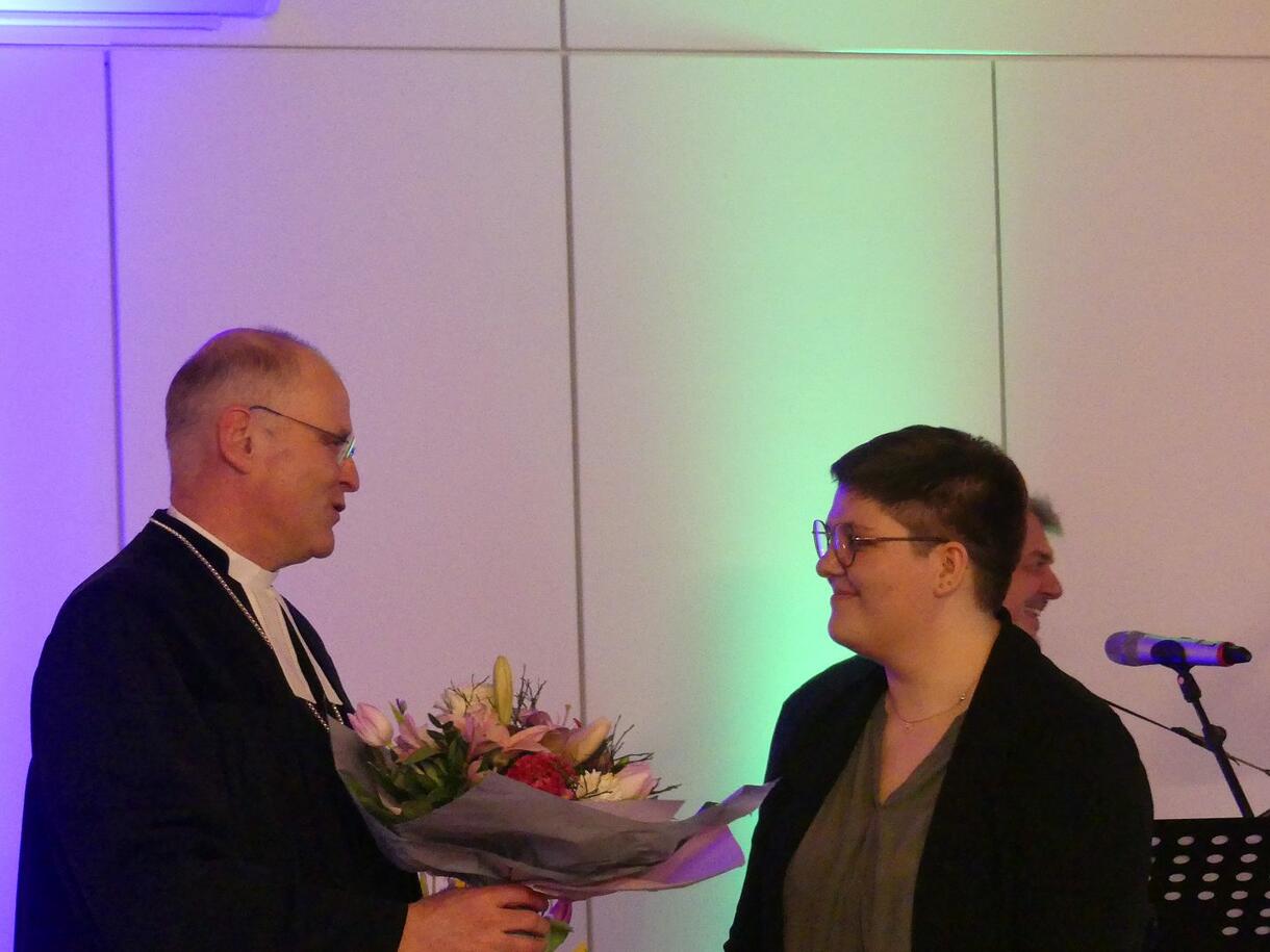 Regionaljugendreferentin Lina Spiegel wird von Dekan Oliver Bruckmann mit Blumen begrüßt