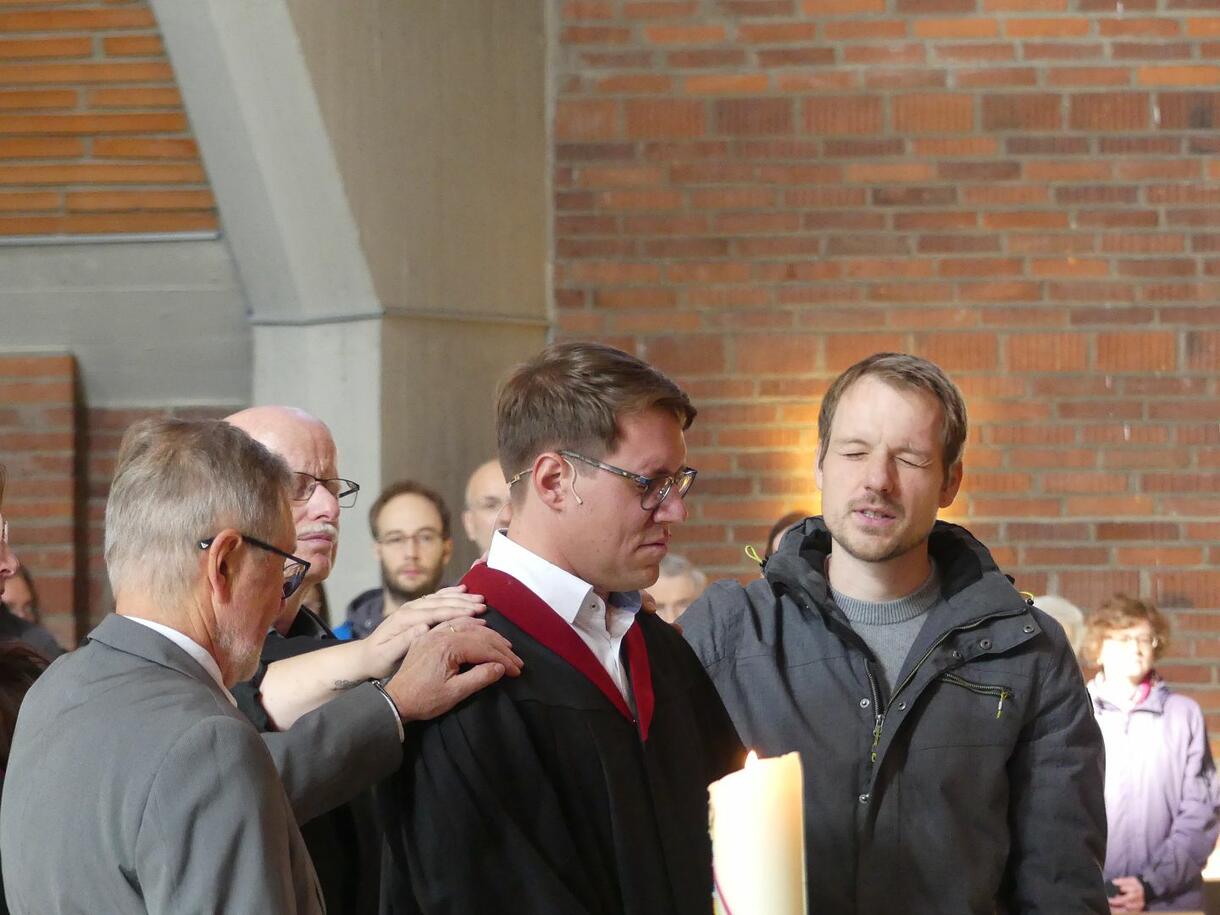 Johannes Michalik wird zu seinem neuen Dienst gesegnet