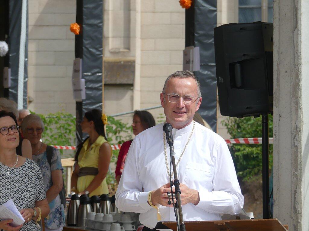Landesbischof Christian Kopp am Rohbau des LichtForums