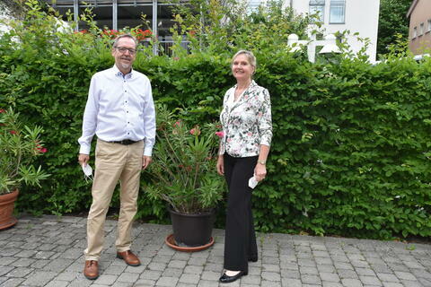Vorstandswechsel: Der scheidende Interims-Vorsitzende Pfr. Jochen Keßler-Rosa und die neue Vorsitzende Clivia Haaf. Foto: Ernst Haaf
