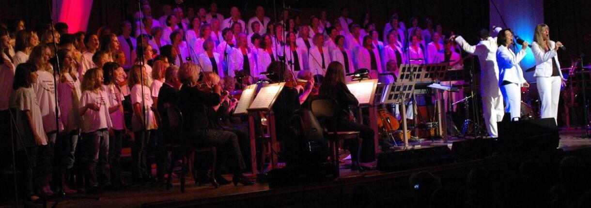 Die KisSingers mit den Gospelkids im Regentenbau, 2008, Foto 2008 (Kissingers 73a): Peter Klopf Die KisSingers mit den Gospelkids im Regentenbau, 2008, Foto 2008 (Kissingers 73a): Peter Klopf