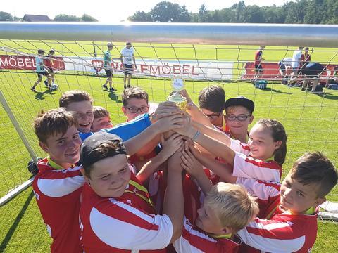 Hier freut sich die Gruppe mit dem Pokal