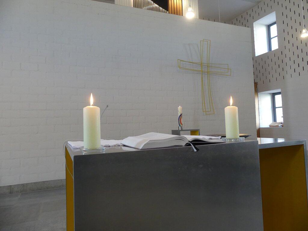 ein Blick über den Altar aufs neue Kreuz an der Wand