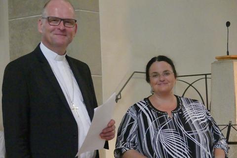 Dekan Oliver Bruckmann ehrte Petra Hurth für ihr außergewöhnliches Engagement.