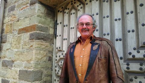 Prädikant Alfred Kritzner vor "seiner" Kirchentür in Oberndorf (Foto: privat)