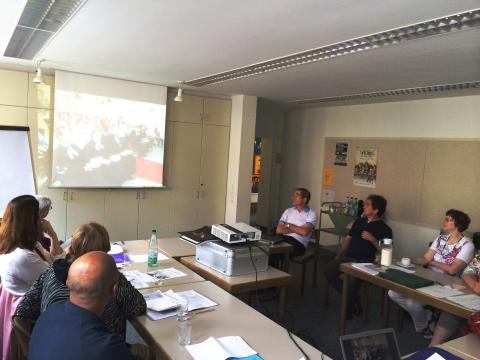 Gelungene Powerpoint-Präsentation der Gäste; rechts erkennen wir (von rechts n. links): Pfrin. Christhild Grafe, Pfr. Jandir Sossmeier und Pfr. Hans Zeller