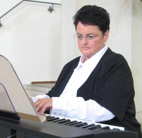 Volle Konzentration: Organistin und Dirigentin Petra Hurth