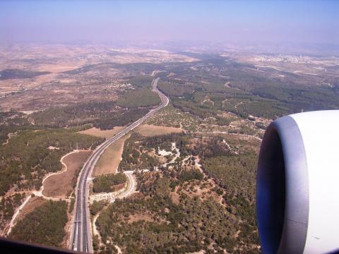 Anflug auf Tel Aviv: unten die Autobahn hinauf nach Jerusalem (Foto: Bergler)