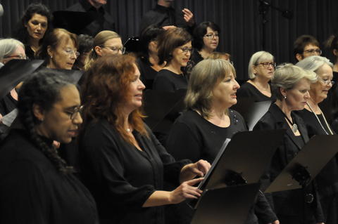 Mit zu Herzen gehenden Gospels bezauberten die Teilnehmer des Workshops „Gospel Start Up“ bei ihrem Abschlusskonzert in der Hammelburger Musikakademie (Foto: P. Klopf).