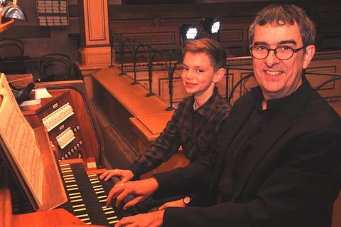 Das nennt man Teamwork: Der Meister und sein Schüler. KMD Jörg Wöltche und sein Registrant Johann Ruppert. Foto: Peter Klopf