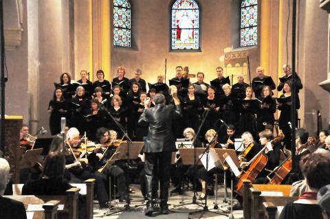 Ein besonderer Höhepunkt des Kissinger Sommers ist und bleibt der Kantatengottesdienst in der Erlöserkirche. Diesmal wirkten mit: das Kammerorchester Bad Kissingen, der Würzburger Madrigalchor sowie als Solisten Ilse Fenger (Ingelheim), Katrin Edelmann (Premich), Eric Fergusson (München). Die musikalische Leitung hatte Kirchenmusikdirektor Jörg Wöltche (Foto: P. Klopf)