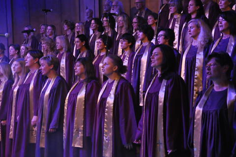 Großer Auftritt der KisSingers im Regentenbau: ihre 20. Gospel-Weihnacht. Foto: Peter Klopf