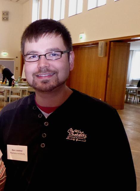 Davor: Diakon Marc Leistner vor der Rasur