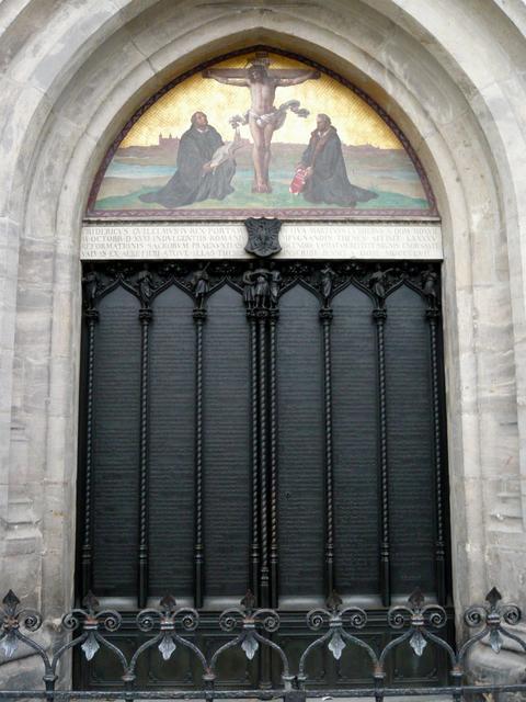 Wo alles begann: Portal der Schlosskirche zu Wittenberg mit den (heutzutage) in Bronze gegossenen 95 Thesen