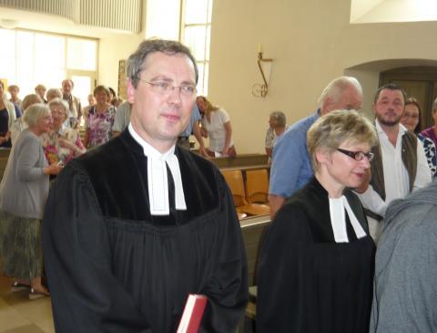 Pfarrerin Gisela Bruckmann und Pfr. Jochen Wilde beschließen die Einzugsgruppe; rechts in der Bank: Pfarrerehepaar von Rotenhan