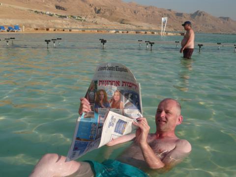 Unser Dekan träumt z.Zt. vom Schwimmen im Toten Meer - natürlich nur dort, wo die Steine liegen.
