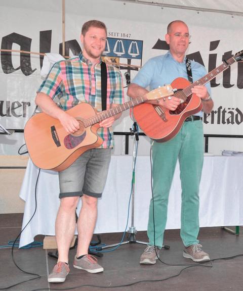 Praktizierte Ökumene für Klein und Groß: Jugendseelsorger Roland Pietryga mit Pfarrer Dr. Marcus Döbert (Foto: P. Klopf).