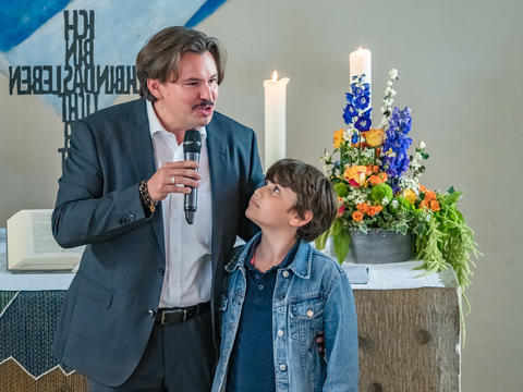 Pfarrer Andreas Neumerkel mit Sohn Alexander (Foto: privat)