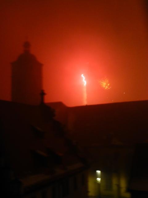 Etwas nebulös begann das Jahr 2015: Dekanatskirche St. Johannis im Feuer(werks)schein