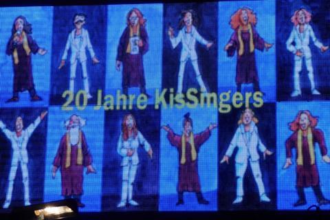 Flimmerndes Videowand-Plakat zum 20-jährigen Jubiläum der KisSingers von Wolf Scherner
