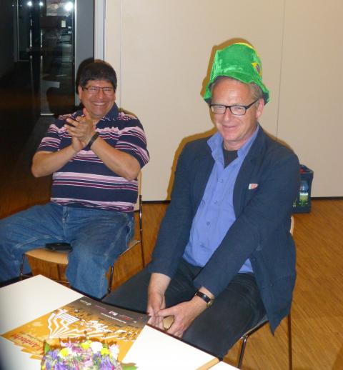 Gekrönt mit dem Brasilien-Hut: Pfr. Christoph von Seggern - und Juan Osorio (l.) hat seine helle Freude daran