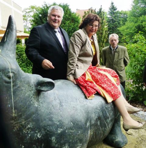 Ritt auf dem Nashorn: Zweite Bürgermeisterin Sorya Lippert u. Professor Dr. Markus Rückert; im Hintergrund: Augustinum-Beiratsvorsitzender Peter Vahl