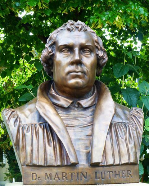 Vom Reformationsjubiläum übriggeblieben: Luthers Büste auf Schweinfurts Martin-Luther-Platz