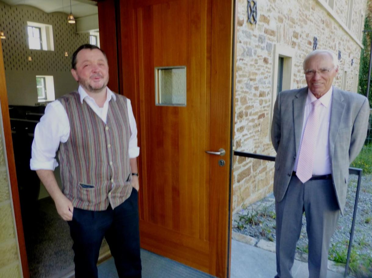 Sehnsüchtig halten Pfr. Christian von Rotenhan (l.) und Mesner Waldemar Schulz Ausschau nach dem zu Ehrenden