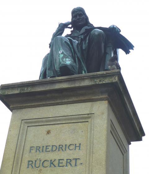 Ein bisschen grimmig-düster sieht er schon aus: Rückert-Denkmal auf dem Schweinfurter Marktplatz, 1890 geschaffen vom Architekten Friedrich Ritter von Thiersch und dem Bildhauer Wilhelm von Rühmann