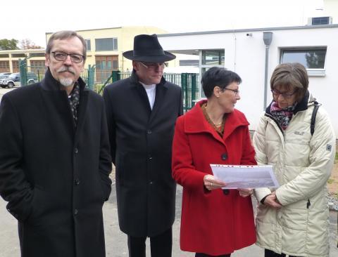 Vor der Erstausnahmeeinrichtung: Regionalbischöfin Gisela Bornowski (r.) erhält von der Leiterin Maria Antoinette Graber erste Informationen; links: Diakoniewerk-Vorstand Jochen Keßler-Rosa u. Dekan Oliver Bruckmann