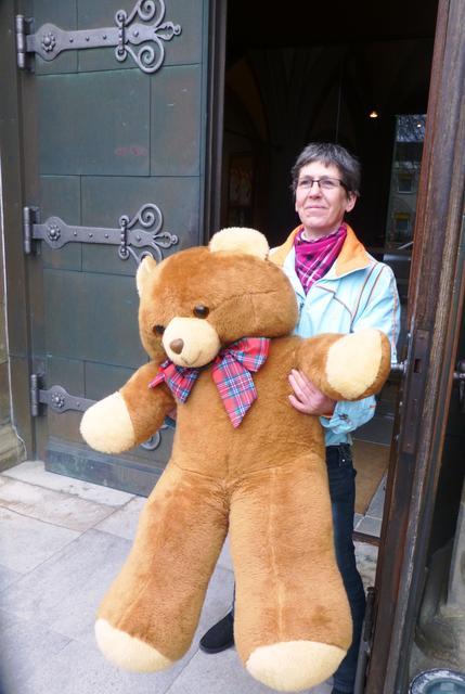 Mesnerin und Türhüterin von St. Johannis Sabine Kaiser transportiert einen Teddy zur Kinderspielecke