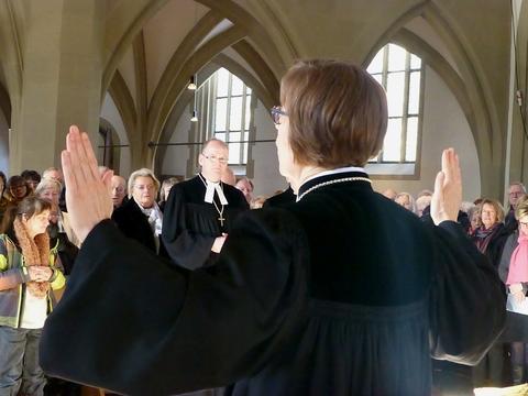 Von hinten: Regionalbischöfin Gisela Bornowski segnet die Vesperkirchengemeinde