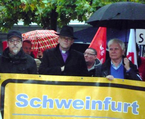 Die Gegendemonstranten vom Aktionsbündnis "Schweinfurt ist bunt"