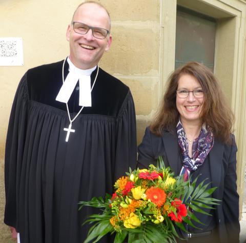 Dekan Oliver Bruckmann mit der Geehrten Dagmar Kohlmeyer