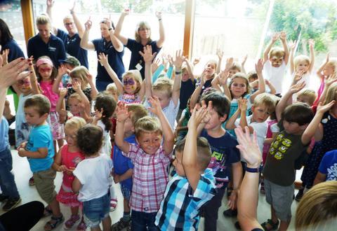 Voll in ihrem Element: Die Kindergartenkinder singen gerade von Gott: "Du bist oben im Himmel".