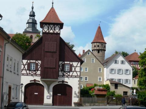 Berauschendes Ostheim vor der Rhön; im Hintergrund die Kirchenburg
